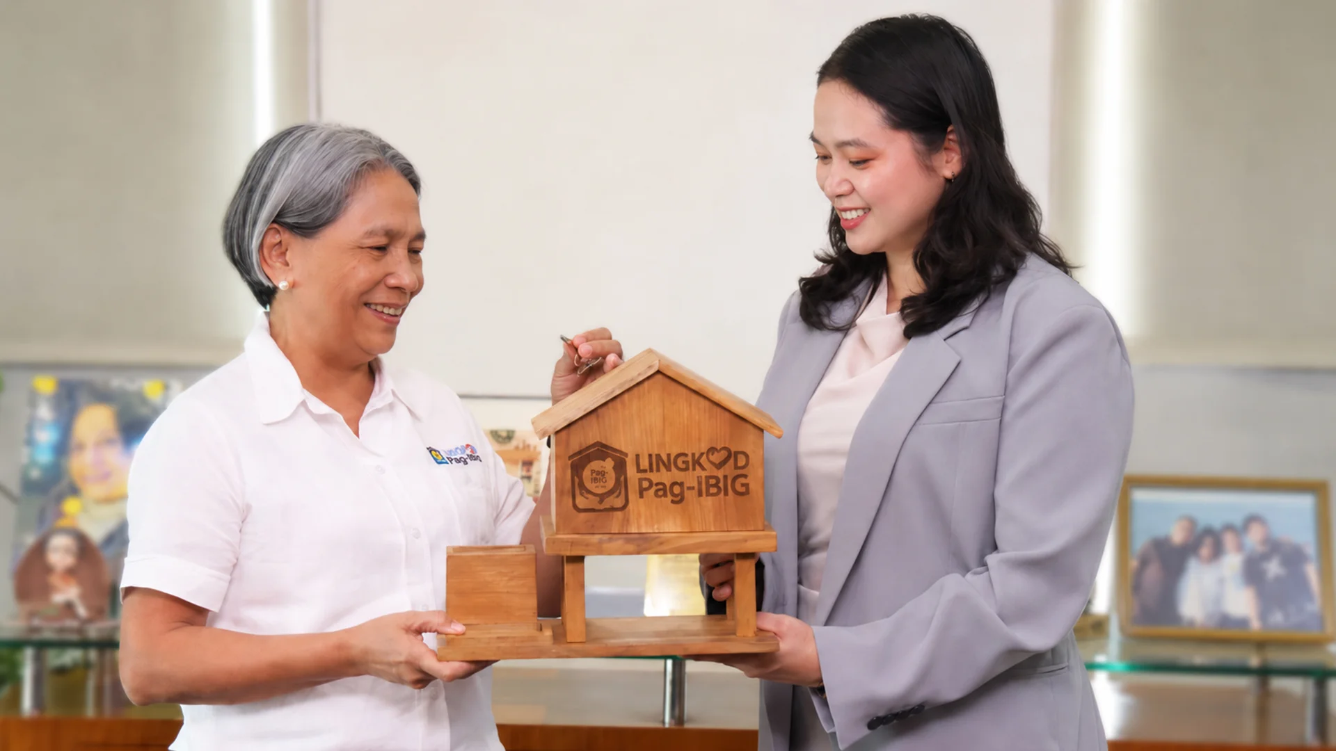 A SHARED COMMITMENT TO FILIPINO HOMEOWNERSHIP. Pag-IBIG Fund Chief Executive Officer Marilene C. Acosta and SM Prime and SMDC Vice President and Head of Design, Innovation and Strategy Jessica T. Sy share a light moment following the signing of the memorandum of understanding between Pag-IBIG Fund and SMDC. 