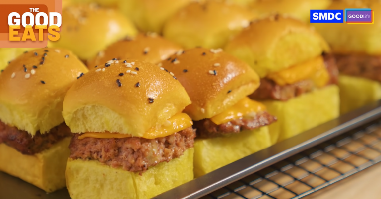 Cheeseburgers on a tray on a rack close up photo