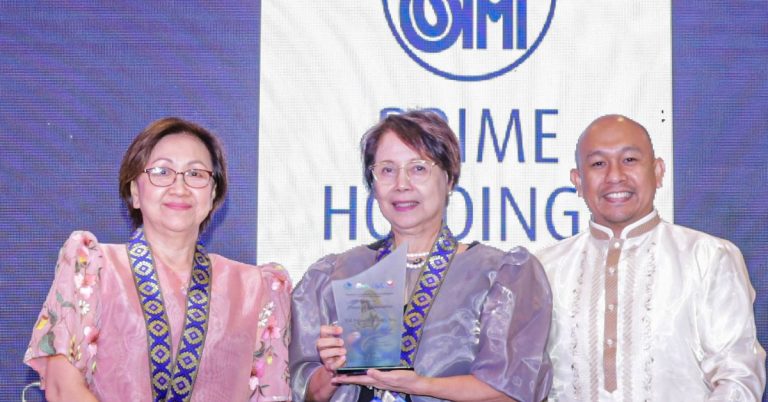 1 (L-R)_ Department of Environment and Natural Resources (DENR) - National Capital Region (NCR) Regional Executive Director Jacqueline Caancan, SM Supermalls’ Vice President for Corporate Compliance L