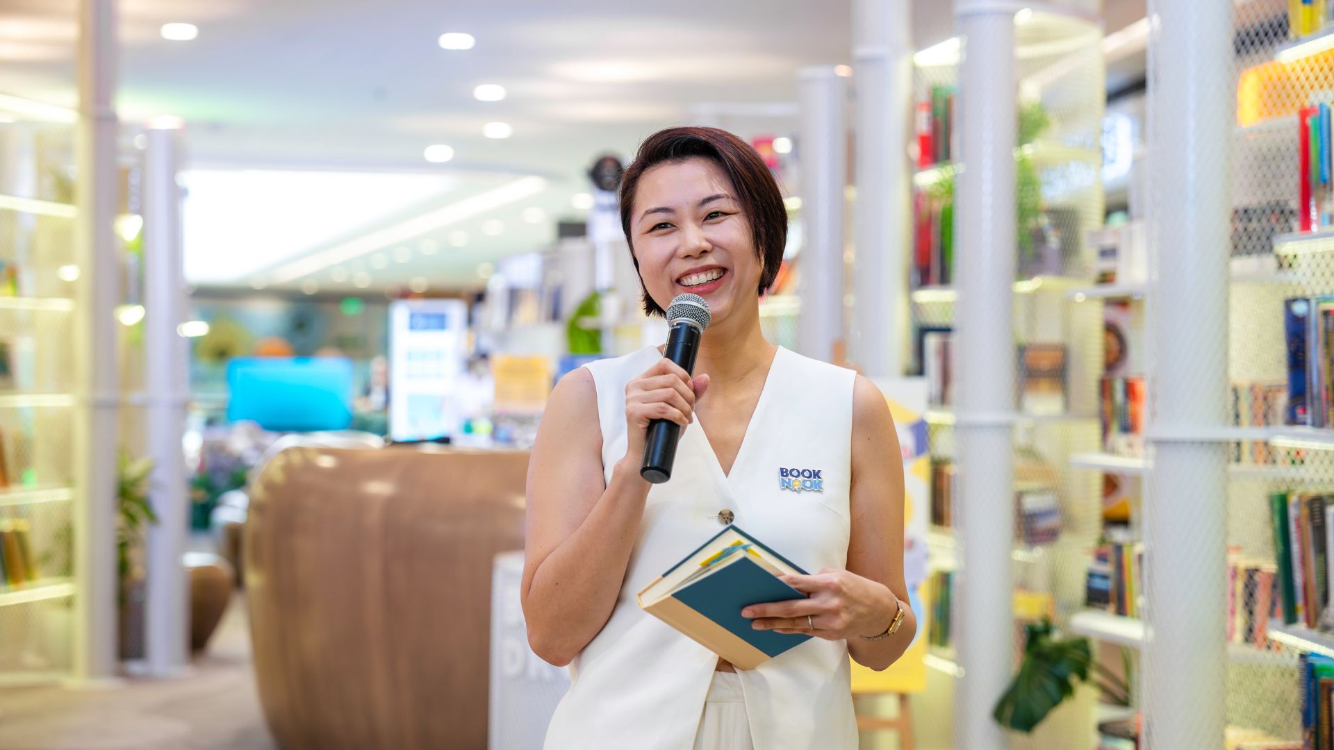 Architect Shereen Sy, pioneer of Book Nook, warmly welcomes friends from the Australian Embassy and fellow Australia-educated Filipinos. Sy setup Book Nook to make reading and literacy more accessible and enjoyable. It has evolved and grown to become a communal space for book donations and book swaps, but also a hub where people could gather and participate in events and workshops. 